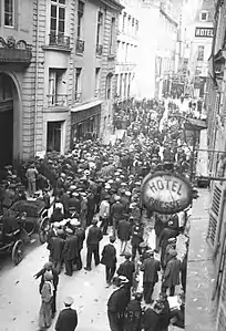 Rue du Croissant en 1914 : attroupement devant le no 10.