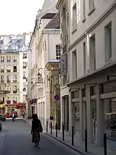 La rue vue en direction de la rue Montmartre.