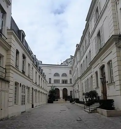 Cour du 13 rue du Mail. Au fond l’entrée de la salle de concert. À gauche, l’ancienne salle d’exposition et de vente des instruments. À droite l’ancien hôtel particulier de Sébastien Érard réaménagé après 1855 pour la résidence de Madame veuve Érard