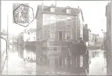 La rue du Marais en 1910 sous 10 centimètres d'eau ; les rails du tramway ne sont même plus visibles