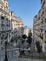 La rue du Mont-Cenis vue de la rue Cortot.
