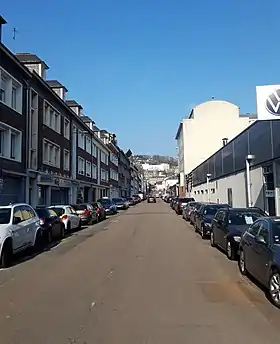 Photographie numérique couleur d'une rue en enfilade.