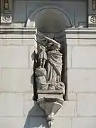 Statuette en pierre représentant une femme et un enfant.