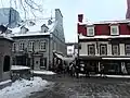 L'entrée de la ruelle depuis la place d'Armes.