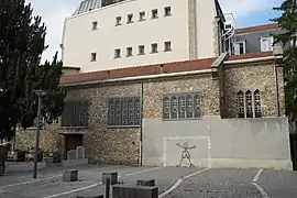 et la chapelle dans sa cour.