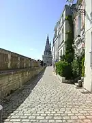 Vue de la rue sur les Murs depuis la tour de la chaîne.