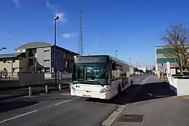 Gendarmerie et ligne de bus.