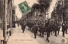 Défilé des troupes sur la rue d'Auge à proximité du couvent des Capucins