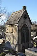 Chapelle funéraire de la famille Courtois-Rouvray (fin XIXe siècle néogothique), inscrite à l'inventaire.