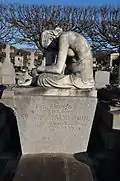 La Pleureuse, sculpture de Paul Hamann (1932) sur la tombe de Mme Jalabergue, inscrite à l'inventaire.