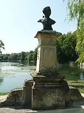 Buste de Marc-René de Montalembert« Monument à Montalembert à Ruelle-sur-Touvre », sur À nos grands hommes,« Monument à Montalembert à Ruelle », sur e-monumen