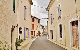 Rue du Portail, dans le cœur historique du village.