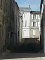 Une ruelle dans la ville basse reliant le port au cœur historique de Tonnay-Charente.