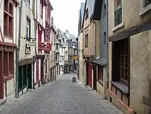 Une ruelle de la cité Plantagenêt, lieu de tournage de nombreux films.