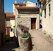 Ruelle dans le vieux village.