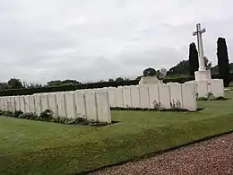 Les tombes de guerre du CWGC au cimetière.