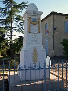 Le monument aux morts près de la mairie (sept. 2012).