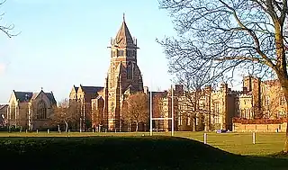 Le Collège de Rugby avec son terrain de sport.