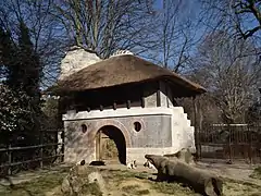 La fausse ruine romantique, dont l'enclos est occupé par les chèvres du Sénégal.