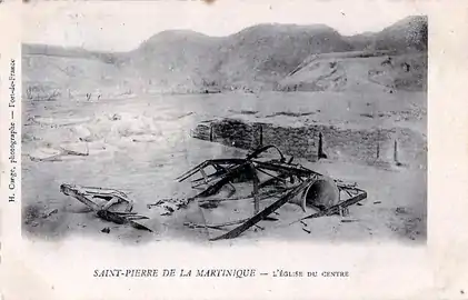 Soubassement et une cloche de l'église Saint-Étienne-du-Centre ruinée.