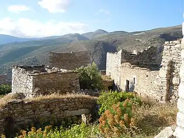 Ruines devant les collines du Magne.