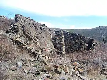 Les ruines de Falguerosa, à deux kilomètres au nord-ouest du village. Les bâtiments ont été construits avec des pierres locales, en utilisant un affleurement de schiste ordovicien comme contrefort.