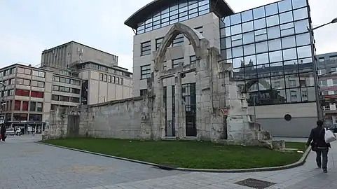 Ruines de l'église Saint-Vincent de Rouen. On distingue encore le portail sud devant le siège du réseau Astuce (transports en commun de la ville de Rouen).