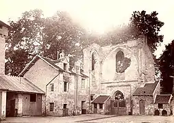 Ruines de l'église d'Hérivaux, vue de l'intérieur de la nef sur le portail. À gauche, le logis de l'abbaye jouxtait l'église. Vers 1880.
