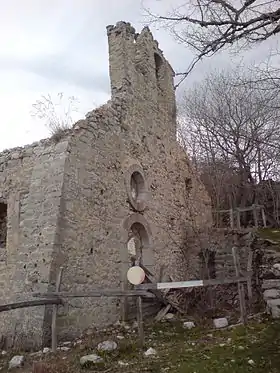 Façade église ancienne commune de Courchons, en ruines.