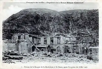 Ruines de la Banque de la Martinique, rue de la Banque à Saint-Pierre le 10 mai 1902.