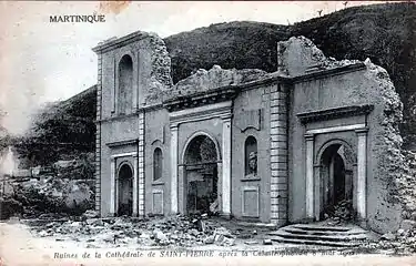 Façade ruinée de la cathédrale après l'éruption du 20 mai 1902.