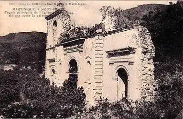 Ruines de la cathédrale de Saint-Pierre en 1908.