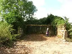 Restes d'un ancien corps de bâtiment.