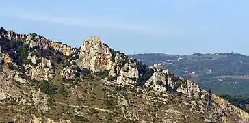 Vue sur la colline et la façade du château de Crussol (Ardèche) depuis le Champ de Mars.