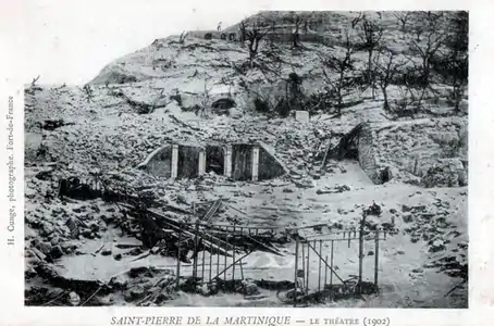 Ruines du théâtre de Saint-Pierre en 1902.