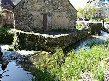 Le ruisseau de Journiac dans le bourg.