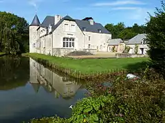 Le château vu des douves.