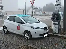 Photographie en couleurs d’une voiture en autopartage.