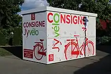 Photographie en couleurs d’une consigne à vélo.