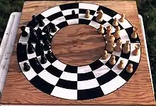 Un échiquier circulaire, l'une des nombreuses variantes des échecs traditionnels.