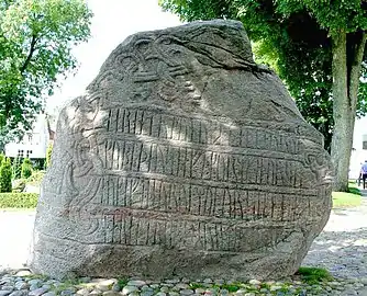 Face avec les inscriptions runiques sur la grosse pierre de Jelling.