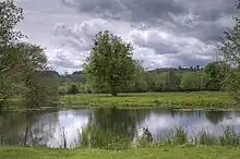 Vue sur l’îlot de la Magna Carta avec l’Air Forces Memorial à gauche