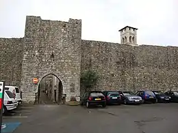 Porte sud-est avec remparts.