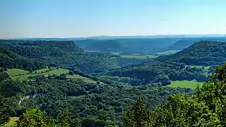 La vallée de la Loue depuis le belvédère du sentier botanique.