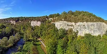 Les falaises d'escalade au bord de la Loue.