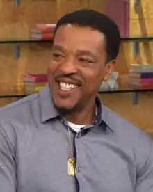 Russell Hornsby interprète le Commandeur Grant Kelly.