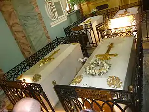 Au premier plan, tombeaux de Nicolas Ier de Russie (à gauche) et de Charlotte de Prusse (à droite)