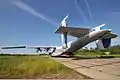 Un An-22 des forces russes, aux couleurs de la compagnie civile Aeroflot. Sa rampe de chargement est à demi-ouverte.