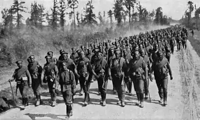 Soldats russes en route pour le front.