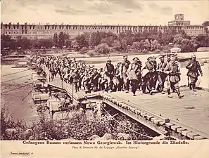 Prisonniers de guerre russes conduits par des soldats allemands après la reddition de la forteresse de Novogeorgievsk, août 1915.